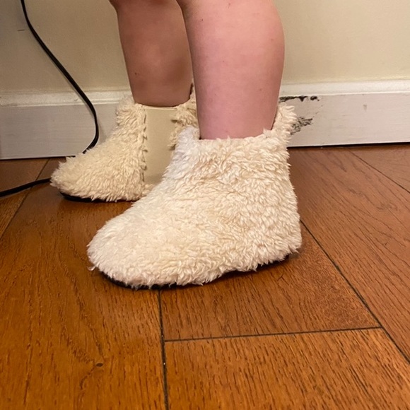 Warm fuzzy boots for toddler - Picture 2 of 3